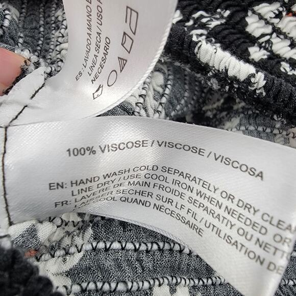 BOG Collective Women's Daisy Floral Smocked Flutter Sleeve‎ Cropped Top Black XS - Picture 6 of 8